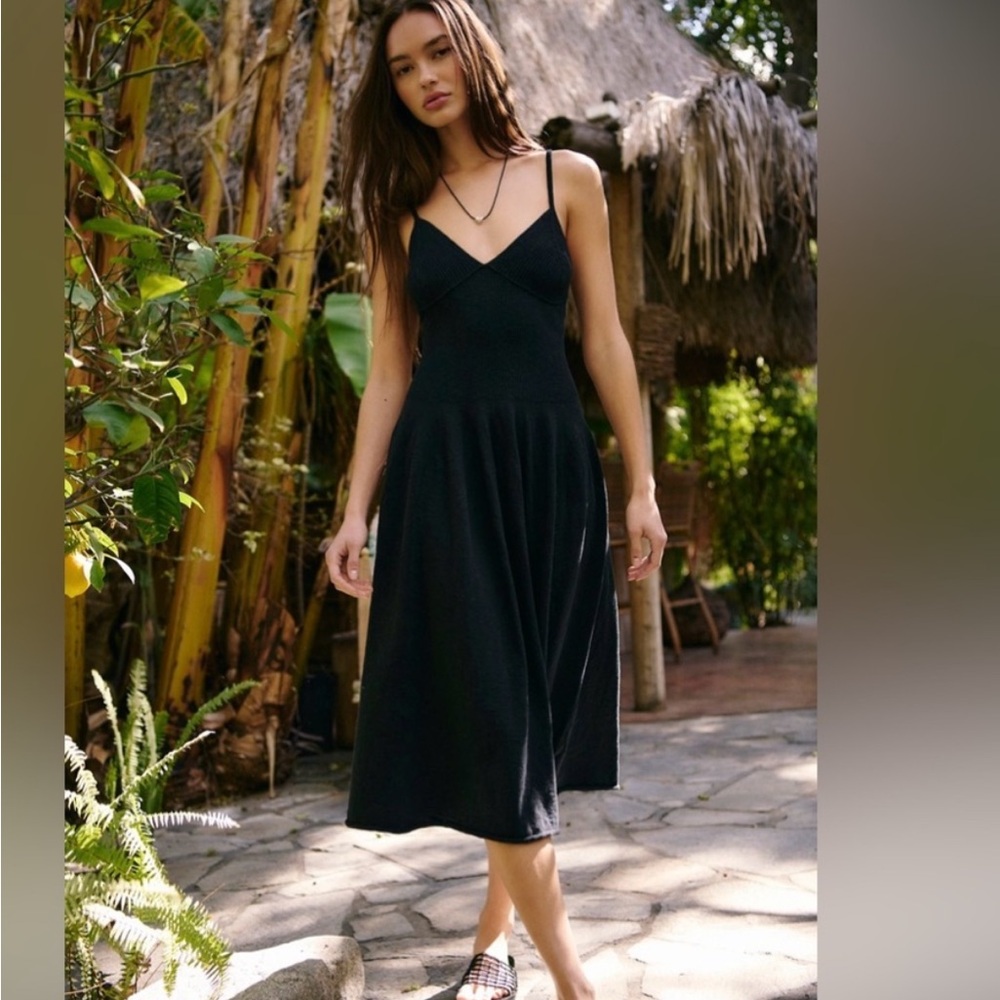 NWT Free People Beach Tula Sweater Midi dress in
Black.  Size: L, XL